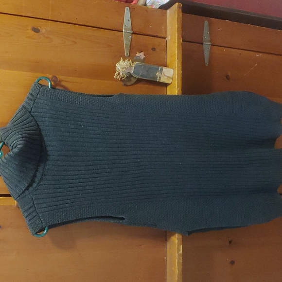 Sleeveless Long Turtleneck Sweater - Picture 2 of 4